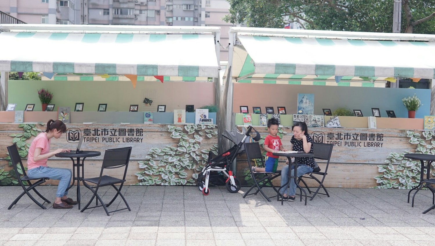 書展時間從即日起至25日下午1點30分至6點、26日早上9點至下午6點,自由參觀,歡迎市民朋友一起來四四南村野餐,體驗閱讀樂趣。 圖:台北市政府提供 書展時間從即日起至25日下午1點30分至6點、26日早上9點至下午6點,自由參觀,歡迎市民朋友一起來四四南村野餐,體驗閱讀樂趣。 圖:台北市政府提供
