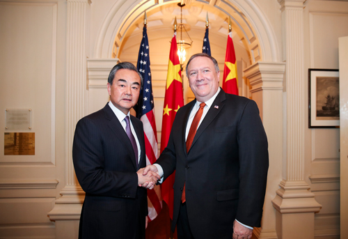 法新社報導,王毅(左)與美國國務卿蓬佩奧(Mike Pompeo,右)在華府會談,會後在記者會中說:「我們認為那是非常不具建設性的舉措,那也是個輕率的決定,無助中美相互了解。」 圖:翻攝自中國外交部網站 法新社報導,王毅(左)與美國國務卿蓬佩奧(Mike Pompeo,右)在華府會談,會後在記者會中說:「我們認為那是非常不具建設性的舉措,那也是個輕率的決定,無助中美相互了解。」 圖:翻攝自中國外交部網站
