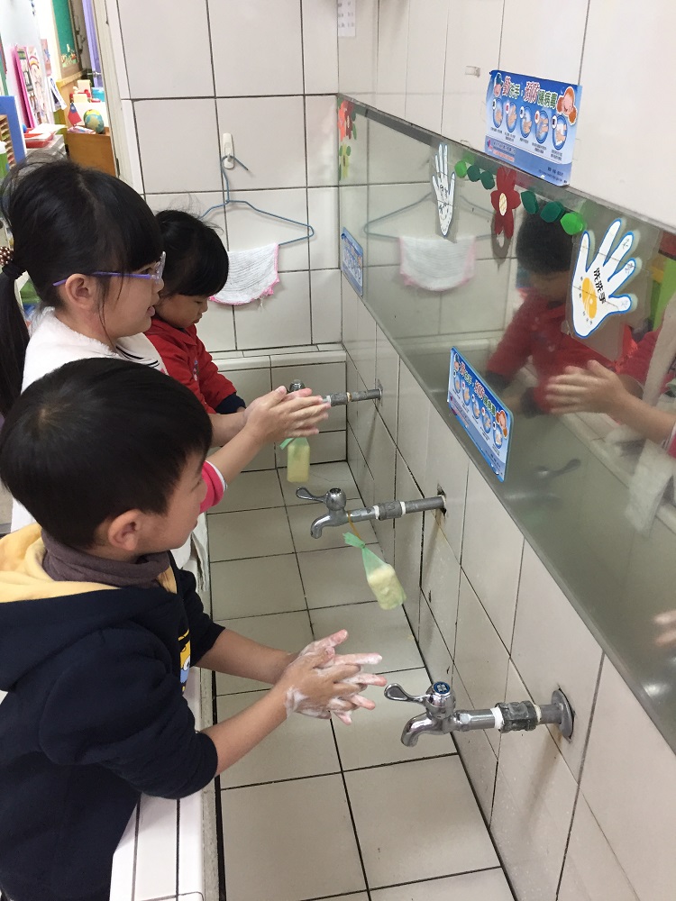 衛生局呼籲，務必要養成正確勤洗手的習慣，尤其5歲以下嬰幼兒是腸病毒併發重症的高危險族群，家長更需小心防範。