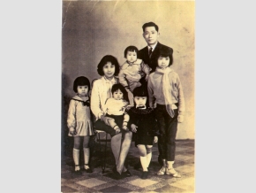 陳勤全家福照,右一是陪她坐牢的長女。 圖:陳勤/提供 陳勤全家福照,右一是陪她坐牢的長女。 圖:陳勤/提供