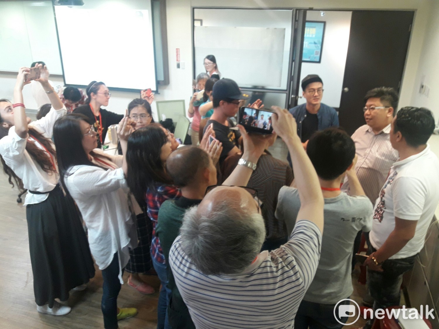 主辦單位桃園市非營利組織發展中心主任陳俊良(右上)成為了學員們練習採訪的對象。 圖 : 黃淑玲/攝 主辦單位桃園市非營利組織發展中心主任陳俊良(右上)成為了學員們練習採訪的對象。 圖 : 黃淑玲/攝