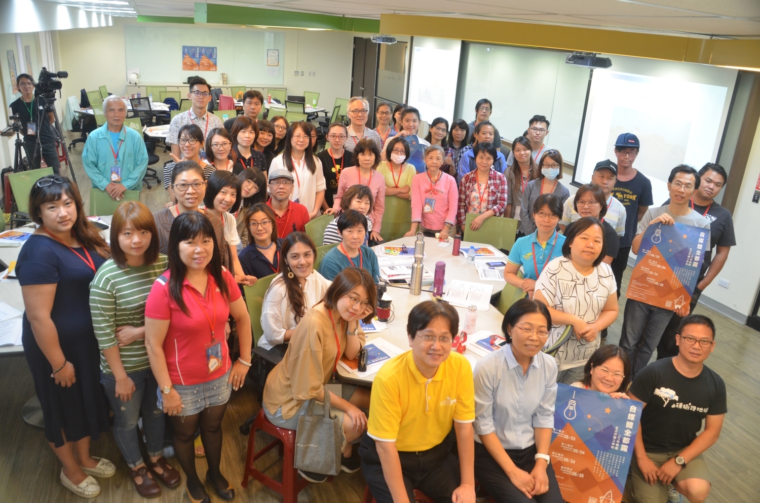 桃園市「NPO行銷工作坊-自媒體全都露」講師與全體學員合影。 圖 : 黃淑玲/攝 桃園市「NPO行銷工作坊-自媒體全都露」講師與全體學員合影。 圖 : 黃淑玲/攝