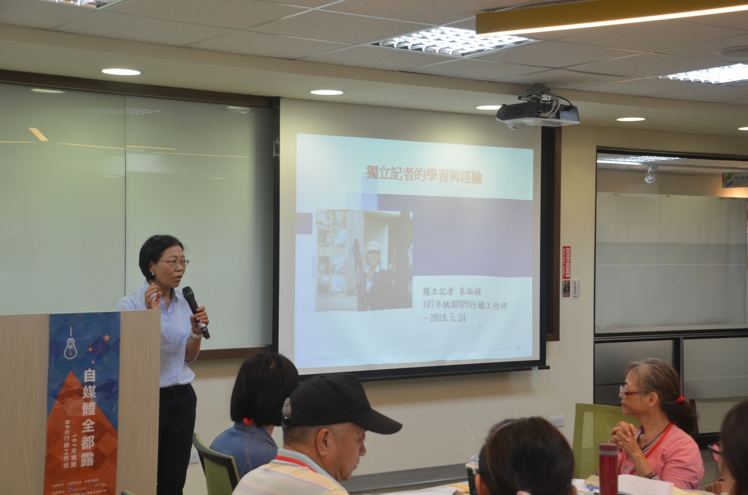 知名獨立記者朱淑娟講授獨立記者採訪時面臨的壓力與挑戰。 圖 : 黃淑玲/攝 知名獨立記者朱淑娟講授獨立記者採訪時面臨的壓力與挑戰。 圖 : 黃淑玲/攝