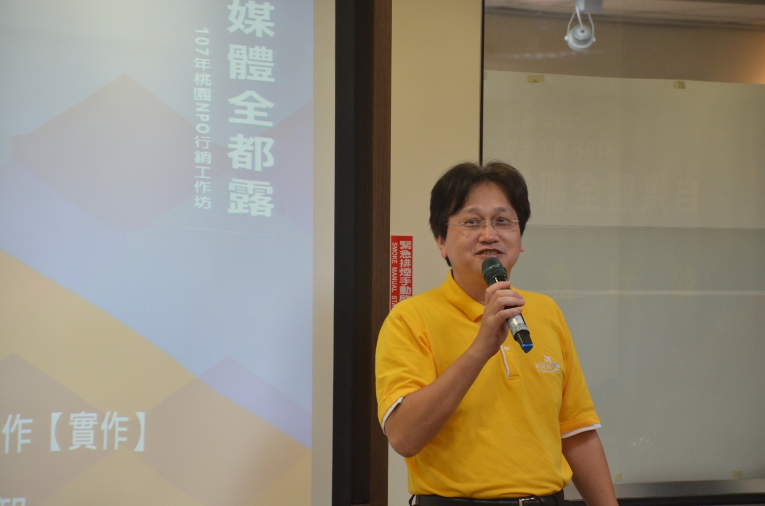 資深媒體人謝步智講授如何下出醒目的標題與活潑生動的新聞稿頭。 圖 : 黃淑玲/攝 資深媒體人謝步智講授如何下出醒目的標題與活潑生動的新聞稿頭。 圖 : 黃淑玲/攝