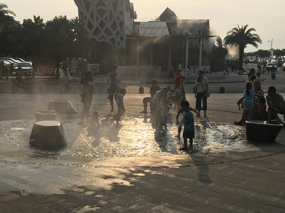 夏日炎炎,還在想要去哪裡消暑嗎?新北八里左岸公園水霧廣場及汐止星座公園開放供大朋友、小朋友玩樂的戲水噴泉!歡迎大家前來消暑涼爽一「夏」,享受酷暑期間的清涼暢快。 圖:新北市政府/提供 夏日炎炎,還在想要去哪裡消暑嗎?新北八里左岸公園水霧廣場及汐止星座公園開放供大朋友、小朋友玩樂的戲水噴泉!歡迎大家前來消暑涼爽一「夏」,享受酷暑期間的清涼暢快。 圖:新北市政府/提供