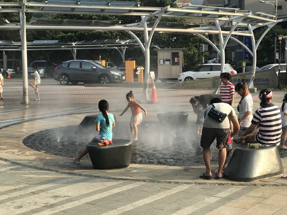 夏日炎炎,還在想要去哪裡消暑嗎?新北八里左岸公園水霧廣場及汐止星座公園開放供大朋友、小朋友玩樂的戲水噴泉!歡迎大家前來消暑涼爽一「夏」,享受酷暑期間的清涼暢快。 圖:新北市政府/提供 夏日炎炎,還在想要去哪裡消暑嗎?新北八里左岸公園水霧廣場及汐止星座公園開放供大朋友、小朋友玩樂的戲水噴泉!歡迎大家前來消暑涼爽一「夏」,享受酷暑期間的清涼暢快。 圖:新北市政府/提供