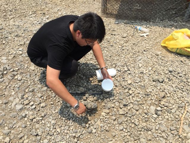 鴨隻場旁有疑似爐石粒料堆置區。 鴨隻場旁有疑似爐石粒料堆置區。