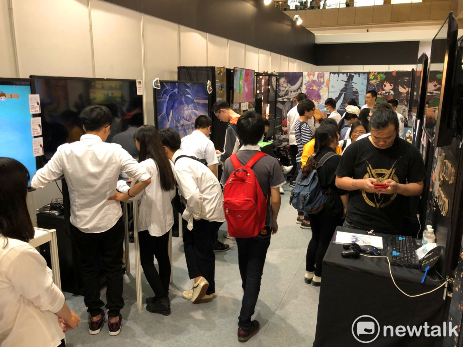 南台科技大學的展場中,充滿著電競與手遊的創意設計。 圖:丘秝榕/攝 南台科技大學的展場中,充滿著電競與手遊的創意設計。 圖:丘秝榕/攝
