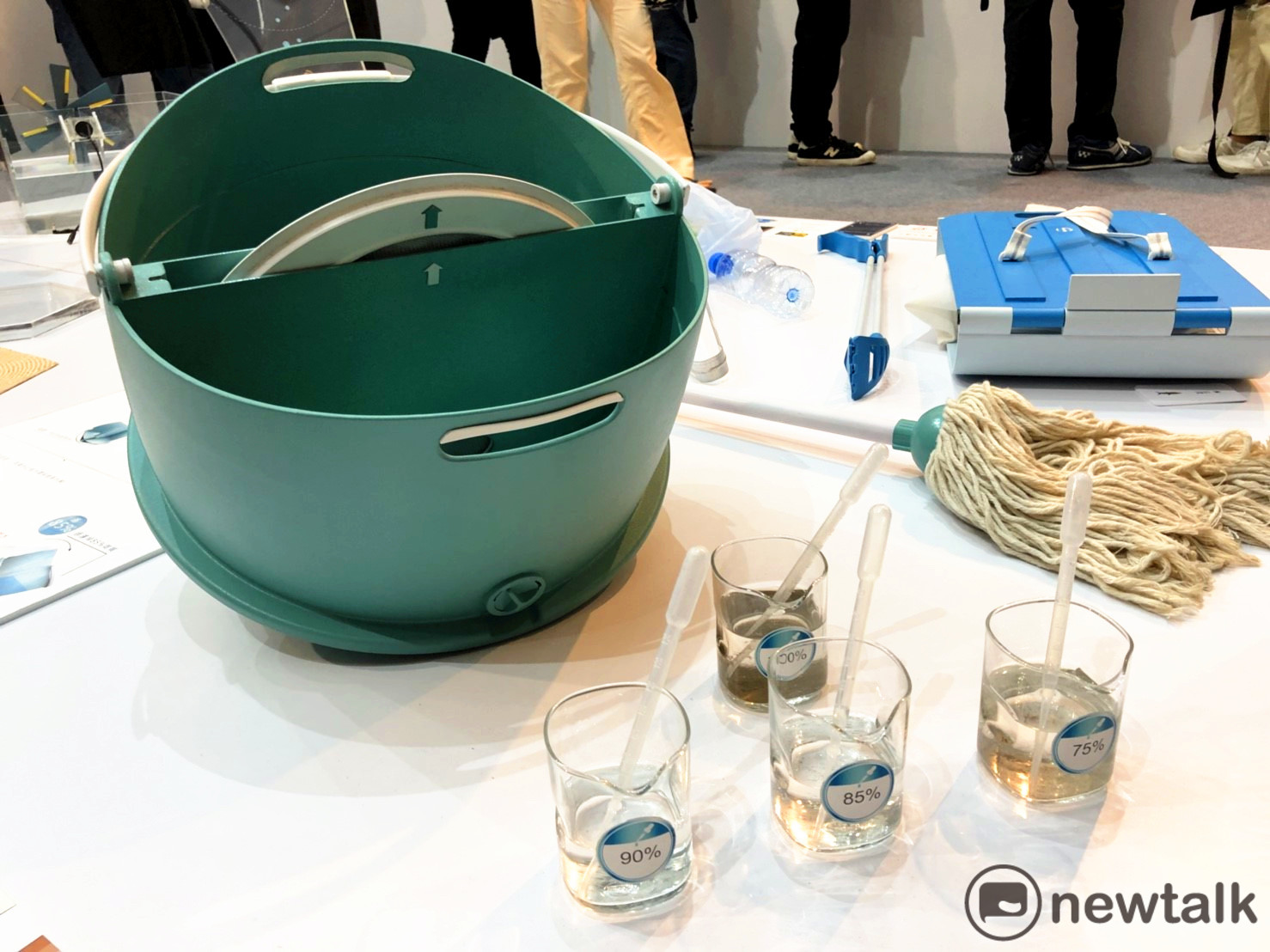 陳彥汝、許意圓、劉德懿創造出能讓一桶水重複利用3至4次的「末日終結者 」水桶,以減少水資源的浪費。 圖:丘秝榕/攝 陳彥汝、許意圓、劉德懿創造出能讓一桶水重複利用3至4次的「末日終結者 」水桶,以減少水資源的浪費。 圖:丘秝榕/攝