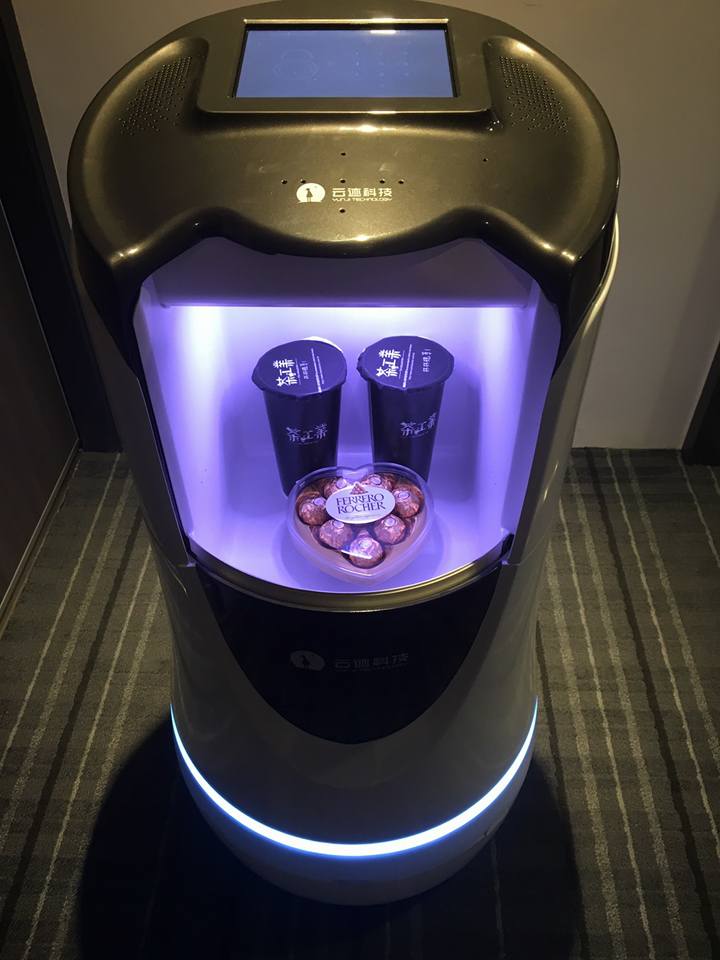 全自動的「潤RUN」商用服務機器人,為旅客進行客房服務。 圖:翻攝自CHASE Walker Hotel 鵲絲旅店FB 全自動的「潤RUN」商用服務機器人,為旅客進行客房服務。 圖:翻攝自CHASE Walker Hotel 鵲絲旅店FB