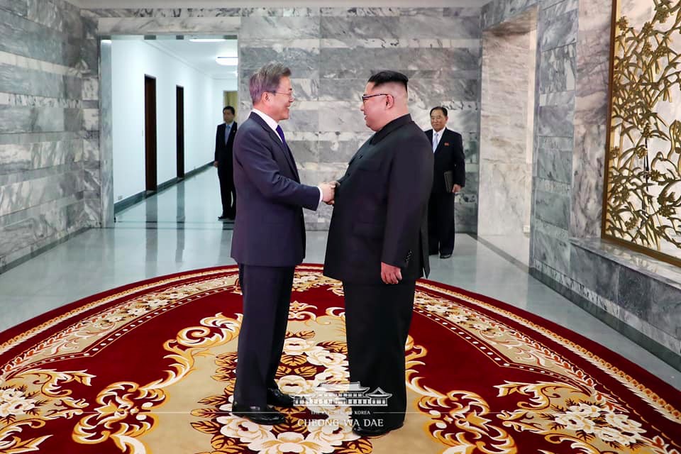 南韓總統文在寅與北韓領袖金正恩,上月27日剛舉行文金會,據南韓媒體報導,南韓總統文在寅宣布已經二度「文金會」。 圖:翻攝青瓦台臉書 南韓總統文在寅與北韓領袖金正恩,上月27日剛舉行文金會,據南韓媒體報導,南韓總統文在寅宣布已經二度「文金會」。 圖:翻攝青瓦台臉書