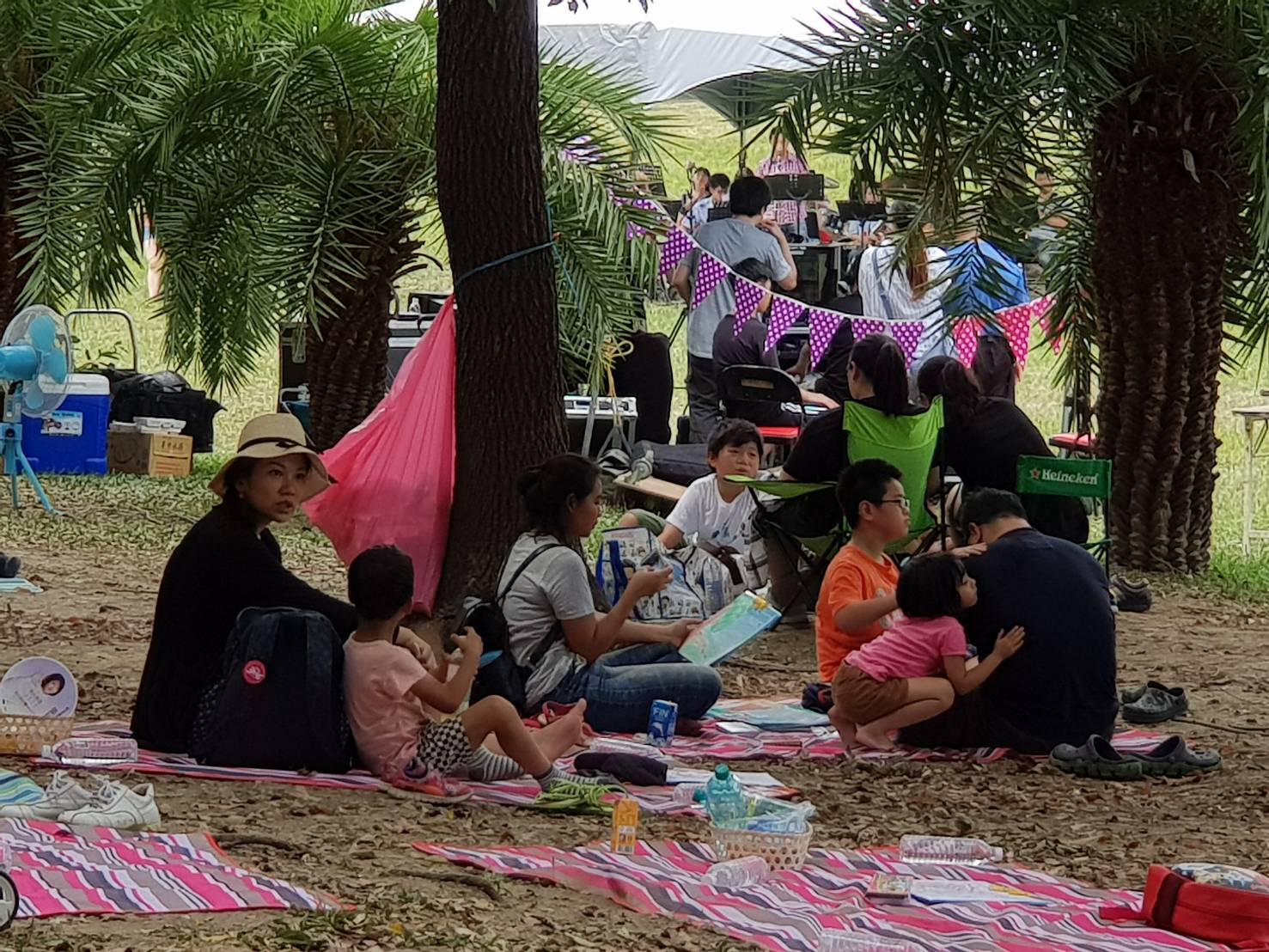 新莊運動公園的陽光草坪擠滿野餐的民眾。 圖:張晉婷提供 新莊運動公園的陽光草坪擠滿野餐的民眾。 圖:張晉婷提供