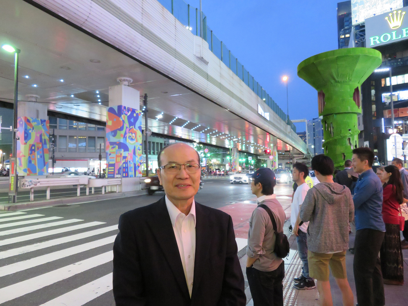 東京六本木藝術之夜登場,駐日代表處台灣文化中心主任朱文清站在台灣設計師蘇佳星作品前方受採訪表示,策展人認為這作品符合本屆主題「街道的藝術之夢」。 東京六本木藝術之夜登場,駐日代表處台灣文化中心主任朱文清站在台灣設計師蘇佳星作品前方受採訪表示,策展人認為這作品符合本屆主題「街道的藝術之夢」。