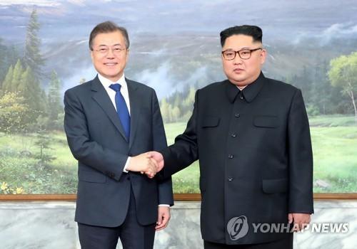 文在寅(左)與金正恩在會談開始前握手合影。 圖/韓聯社 文在寅(左)與金正恩在會談開始前握手合影。 圖/韓聯社