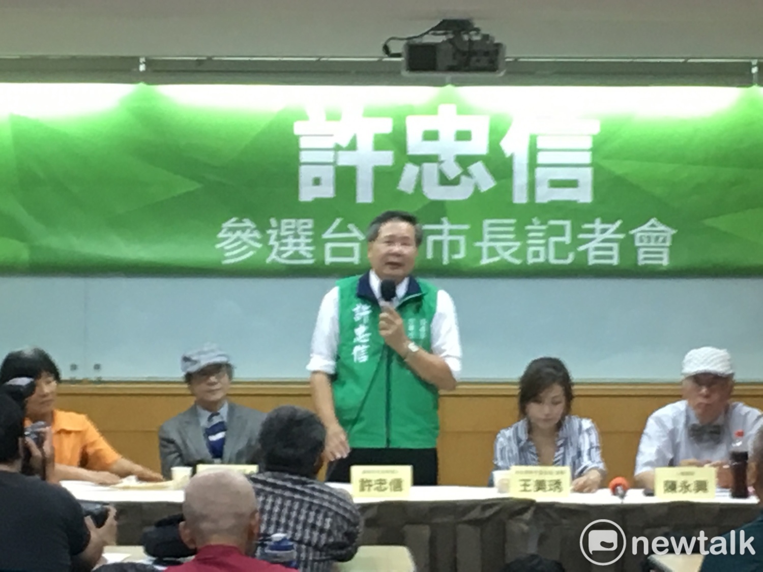 許忠信表示，台南這座城市面臨發展困境，國民兩黨又提不出能夠擔起大任的市長人選，他必須挺身而出；期許自己是一隻能夠帶動台南發展的「鱸鰻」。 
