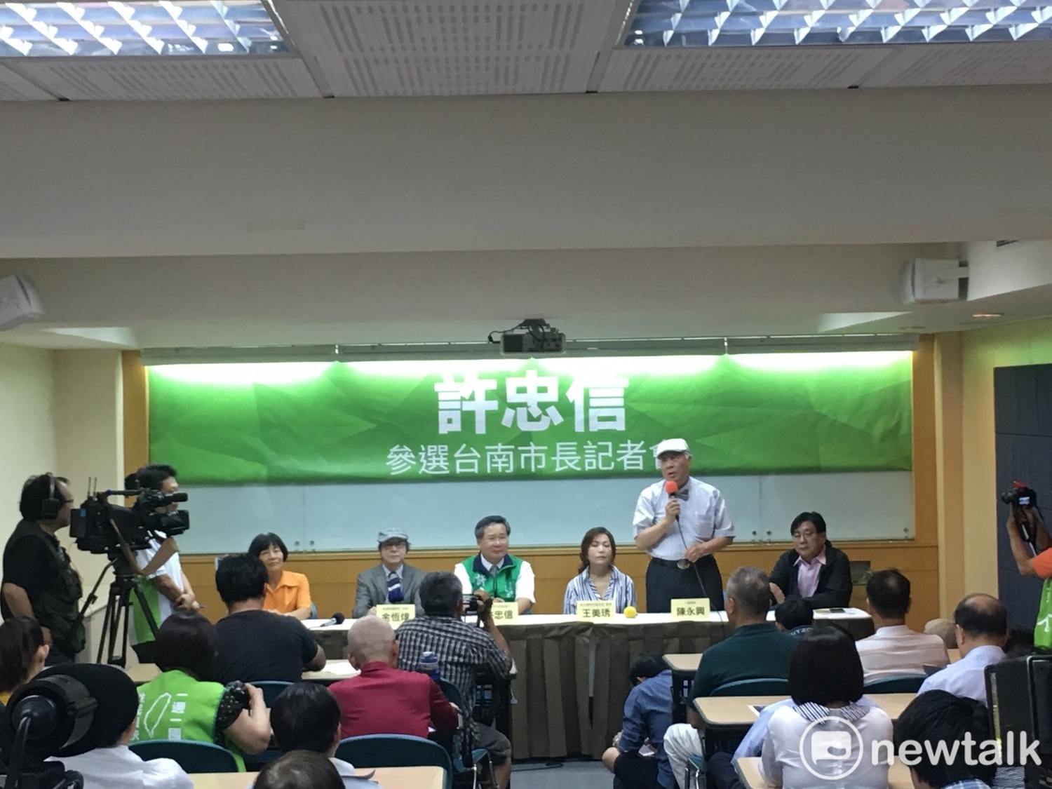 許忠信表示，台南這座城市面臨發展困境，國民兩黨又提不出能夠擔起大任的市長人選，他必須挺身而出；期許自己是一隻能夠帶動台南發展的「鱸鰻」。 