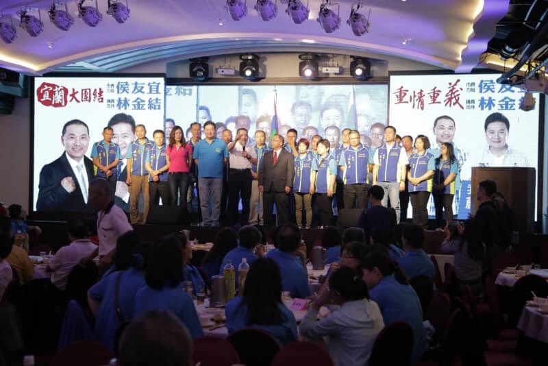 對蘇營刻意拋出新北市推動的失業勞工就學補助未能比照公教人員,侯友宜說,其實新北市是全國唯二地方政府推動這項補助的,而且還優於中央,他認為這部分應該是全國一致性,「中央地方一起並肩作戰才是正確的方向。」 圖:侯友宜辦公室/提供 對蘇營刻意拋出新北市推動的失業勞工就學補助未能比照公教人員,侯友宜說,其實新北市是全國唯二地方政府推動這項補助的,而且還優於中央,他認為這部分應該是全國一致性,「中央地方一起並肩作戰才是正確的方向。」 圖:侯友宜辦公室/提供