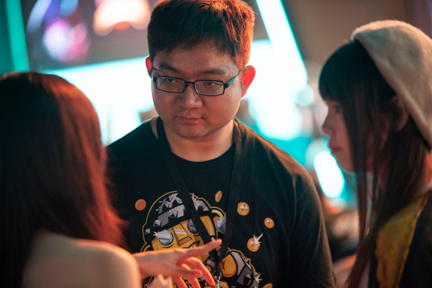 知名實況主JTeam MCWeifu和Zoe現身暴雪電競館爐邊聚會現場,與玩家同歡。 圖:暴雪娛樂/提供 知名實況主JTeam MCWeifu和Zoe現身暴雪電競館爐邊聚會現場,與玩家同歡。 圖:暴雪娛樂/提供