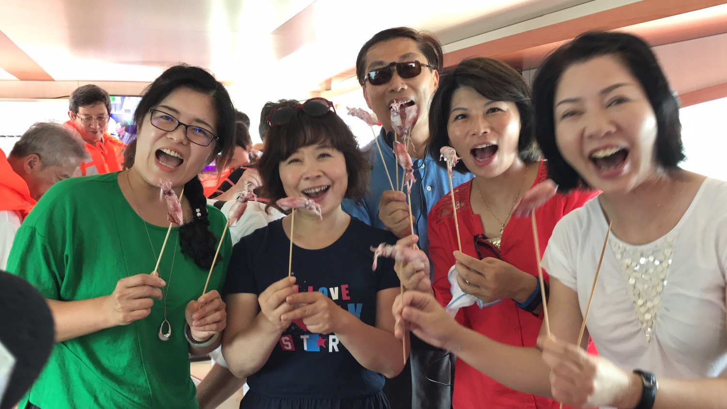 搭乘娛樂漁船從深澳漁港出發不久後即看到瑞芳限定全國唯一「象鼻岩」。 圖:新北市政府/提供 搭乘娛樂漁船從深澳漁港出發不久後即看到瑞芳限定全國唯一「象鼻岩」。 圖:新北市政府/提供