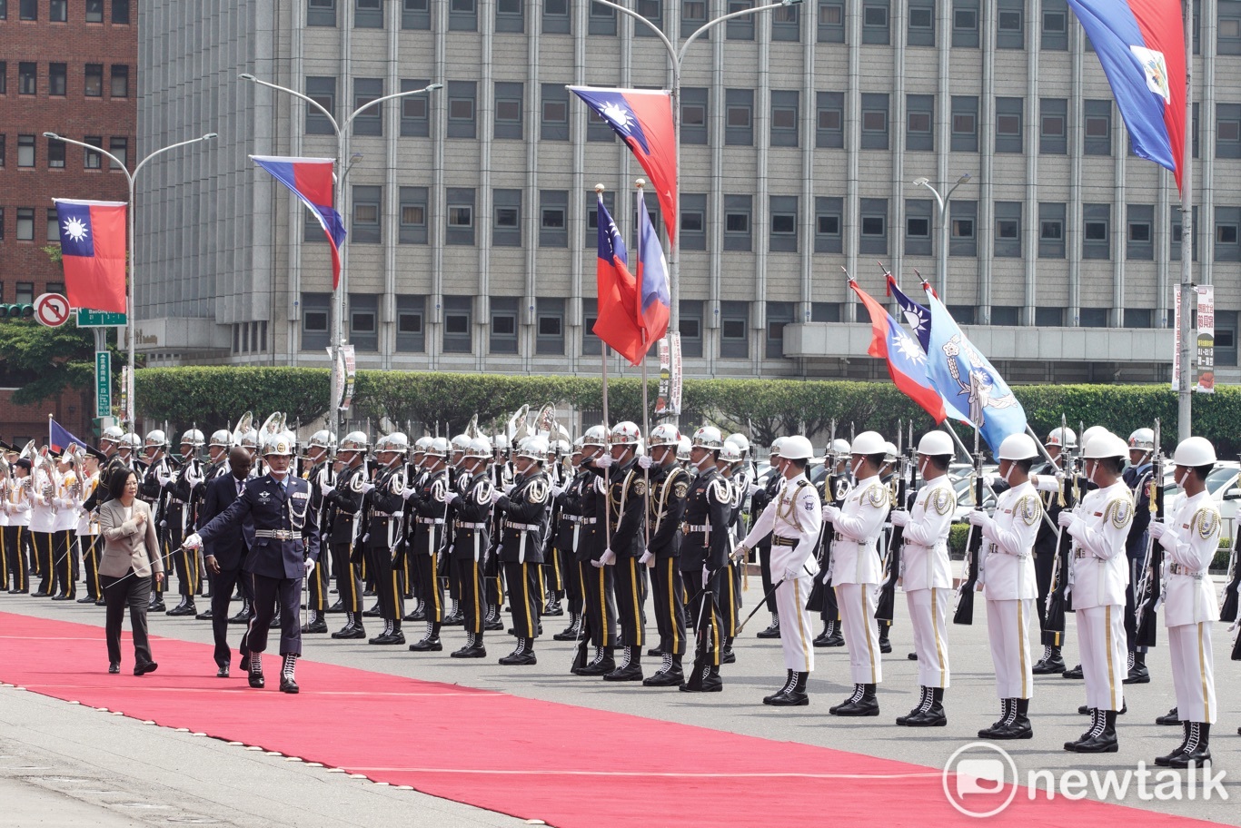 蔡英文總統以隆重軍禮歡迎來訪的海地總統摩依士,台灣邦交國越來越少,如此隆重的軍禮歡迎儀式也凸顯台灣的外交困境。 圖:張良一/攝 蔡英文總統以隆重軍禮歡迎來訪的海地總統摩依士,台灣邦交國越來越少,如此隆重的軍禮歡迎儀式也凸顯台灣的外交困境。 圖:張良一/攝