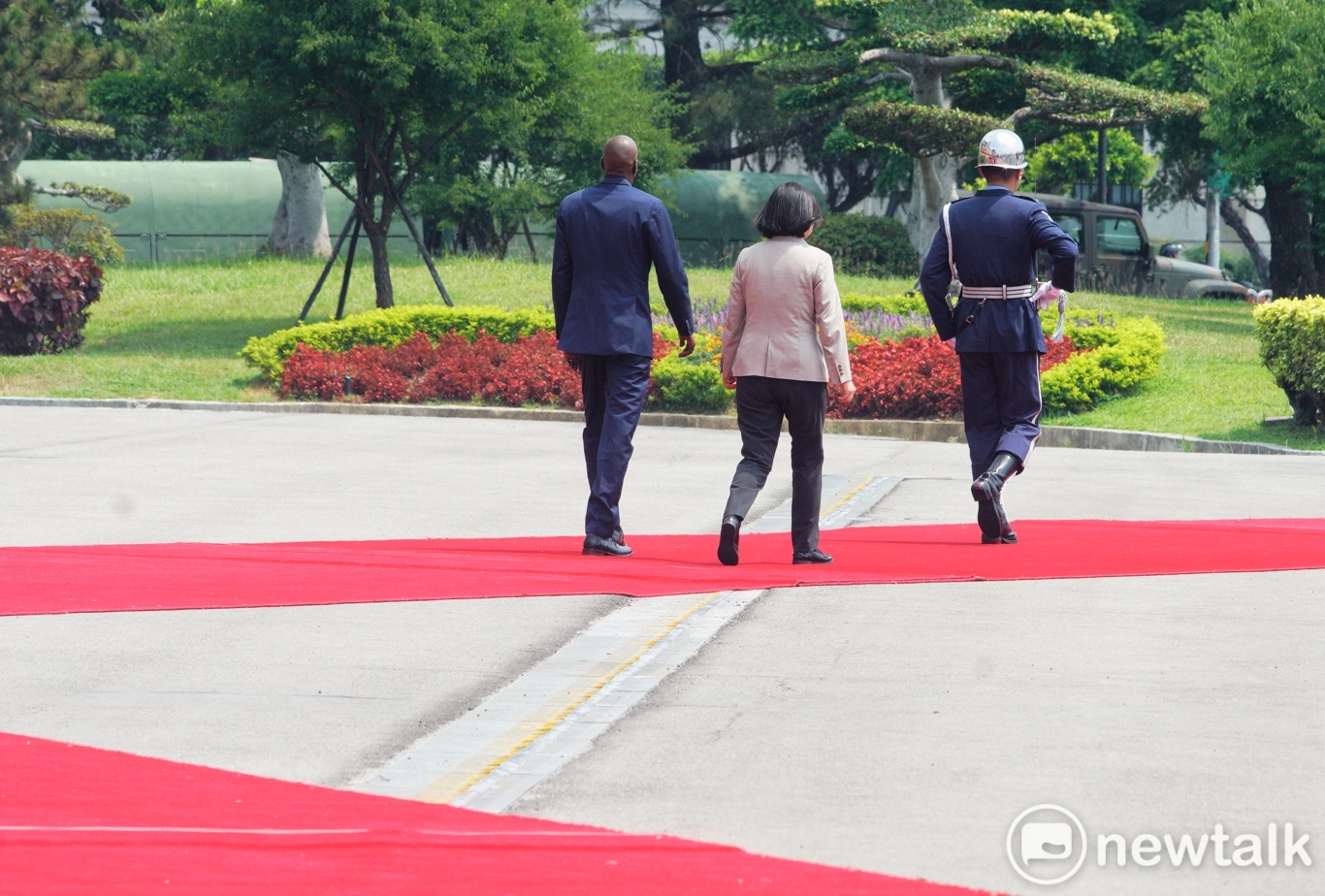 蔡英文總統和海地總統摩依士一起檢閱三軍儀隊。 圖:張良一/攝 蔡英文總統和海地總統摩依士一起檢閱三軍儀隊。 圖:張良一/攝