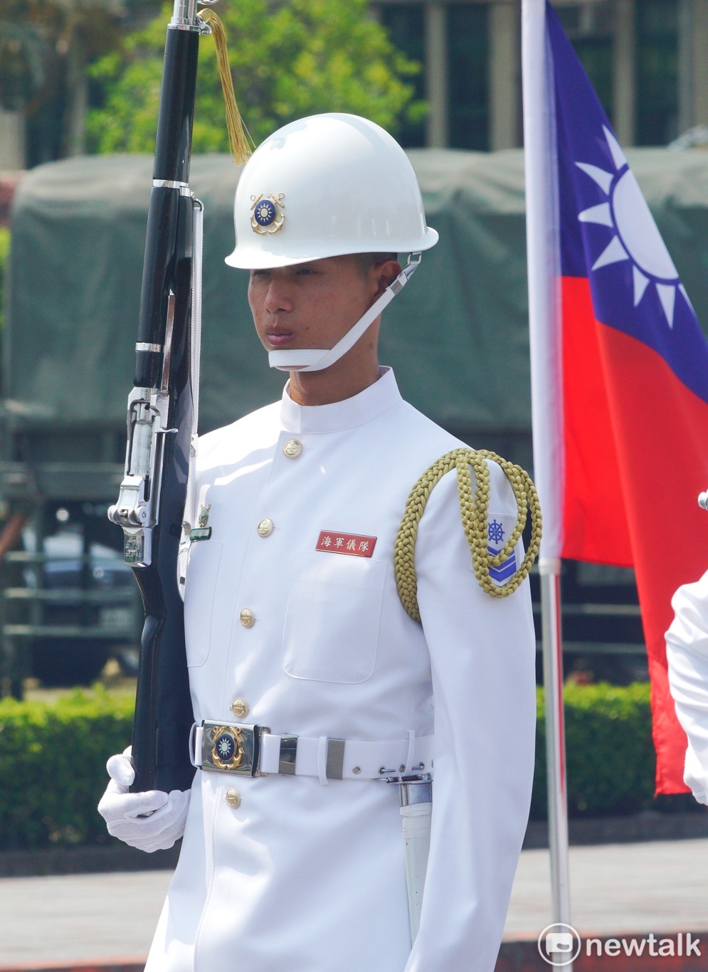 剛剛獲得世界儀隊錦標賽第四名的海軍上兵蘇祈麟也現身在三軍儀隊中歡迎來訪的海地總統摩依士。 圖:張良一/攝 剛剛獲得世界儀隊錦標賽第四名的海軍上兵蘇祈麟也現身在三軍儀隊中歡迎來訪的海地總統摩依士。 圖:張良一/攝