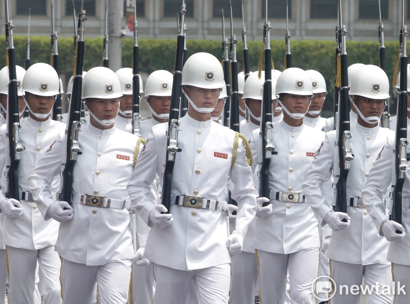剛剛獲得世界儀隊錦標賽第四名的海軍上兵蘇祈麟(中)也現身在三軍儀隊中歡迎來訪的海地總統摩依士。 圖:張良一/攝 剛剛獲得世界儀隊錦標賽第四名的海軍上兵蘇祈麟(中)也現身在三軍儀隊中歡迎來訪的海地總統摩依士。 圖:張良一/攝