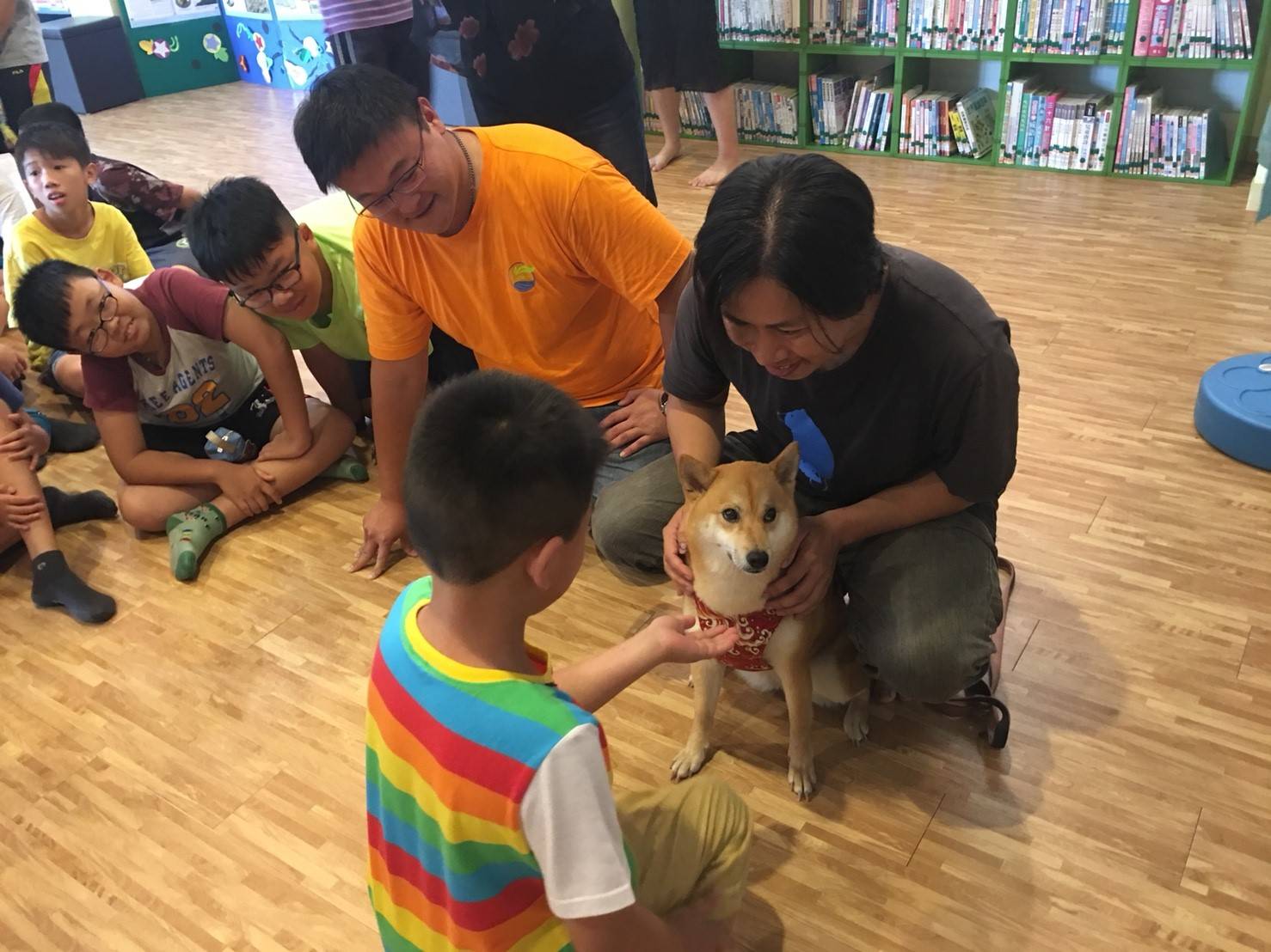 網路人氣柴犬「小米」第一次來到甲安埔，與國小師生們互動。