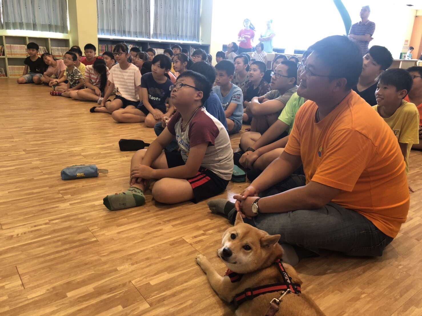 網路人氣柴犬「小米」第一次來到甲安埔，與國小師生們互動。