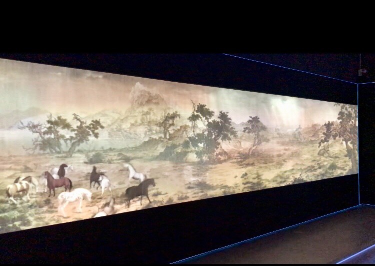將清代宮廷畫家朗世寧名作《百駿圖》結合6台高解析投影機與無接縫融接技術,用長16公尺、高3公尺光牆讓百駿圖「動」起來的數位百駿圖,讓人彷彿置身古代之中。 圖:台電提供 將清代宮廷畫家朗世寧名作《百駿圖》結合6台高解析投影機與無接縫融接技術,用長16公尺、高3公尺光牆讓百駿圖「動」起來的數位百駿圖,讓人彷彿置身古代之中。 圖:台電提供