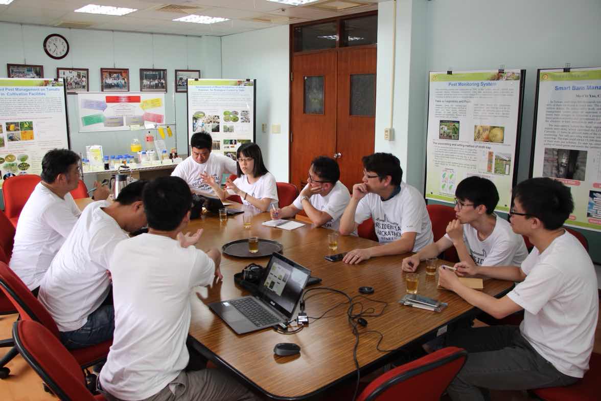 黑客松團隊討論競爭策略。 圖 : 農委會/提供 黑客松團隊討論競爭策略。 圖 : 農委會/提供