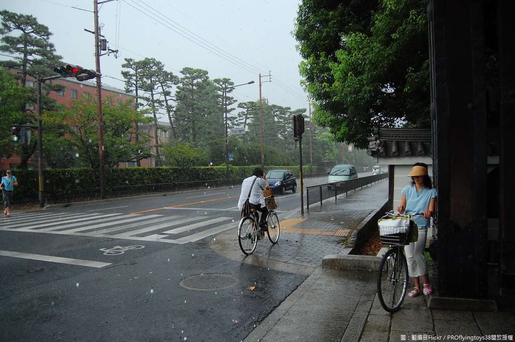 今(31日)受鋒面接近影響，中部以北留意局部午後雷陣雨，外出請攜帶雨具備用，而各地氣溫仍偏高，各地高溫約33至35度，請多補充水分及防曬作業。