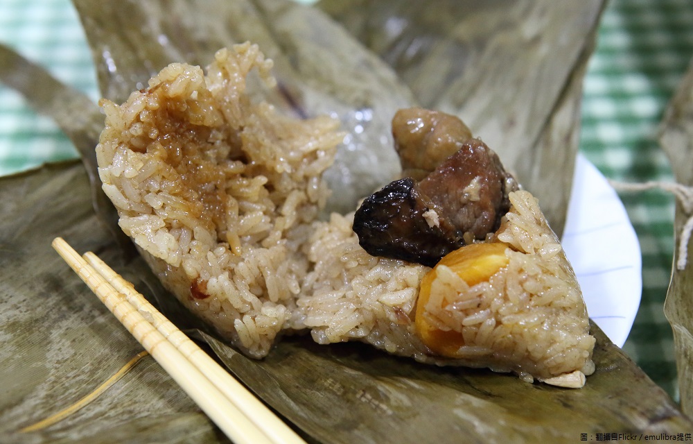 傳統肉粽常使用高熱量食材，例如鹹蛋黃、花生、五花肉、糯米等等。