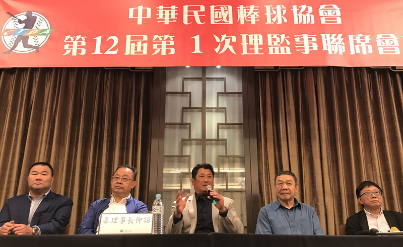 中華棒協第12屆第一次理、監事聯席會議31日在台北舉行，會後舉行記者會，棒協理事長辜仲諒（圖）向媒體說明。