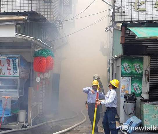 嘉義市民生南路巷道內1日發生火警,現場濃煙密佈。 圖:蔡坤龍/攝 嘉義市民生南路巷道內1日發生火警,現場濃煙密佈。 圖:蔡坤龍/攝