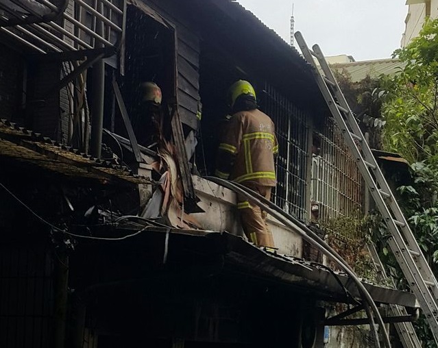 台北市太原路巷弄內一棟民宅發生火警,消防隊獲報趕抵現場救出3人,但都已無呼吸脈搏,緊急送醫搶救,2人宣告不治、另1人命危搶救中。 台北市太原路巷弄內一棟民宅發生火警,消防隊獲報趕抵現場救出3人,但都已無呼吸脈搏,緊急送醫搶救,2人宣告不治、另1人命危搶救中。