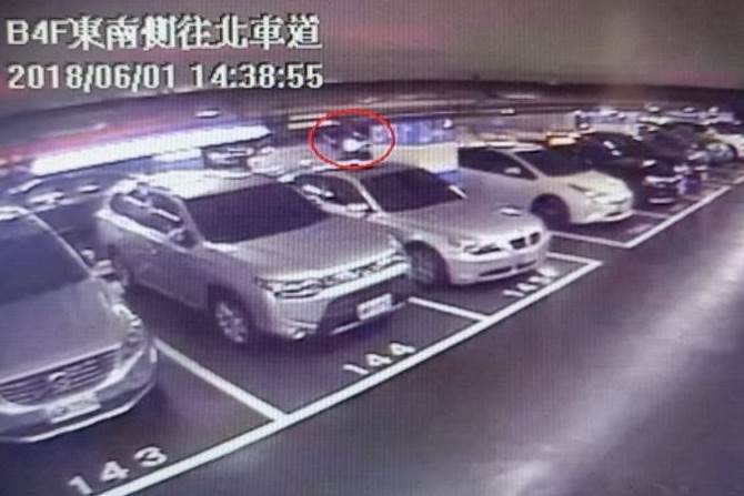 被害人到停車場取物時遭歹徒持刀擄走。 圖/警方提供 被害人到停車場取物時遭歹徒持刀擄走。 圖/警方提供