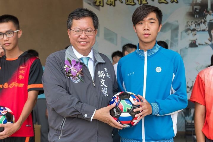 出席捐贈儀式的桃園市長鄭文燦表示,桃園市體育會也將於今(107)年選拔40位培訓隊員,組隊參加中華職業足球聯盟辦理的T2全國足球聯賽,市府會全力支持協助。 圖:桃園市政府提供 出席捐贈儀式的桃園市長鄭文燦表示,桃園市體育會也將於今(107)年選拔40位培訓隊員,組隊參加中華職業足球聯盟辦理的T2全國足球聯賽,市府會全力支持協助。 圖:桃園市政府提供