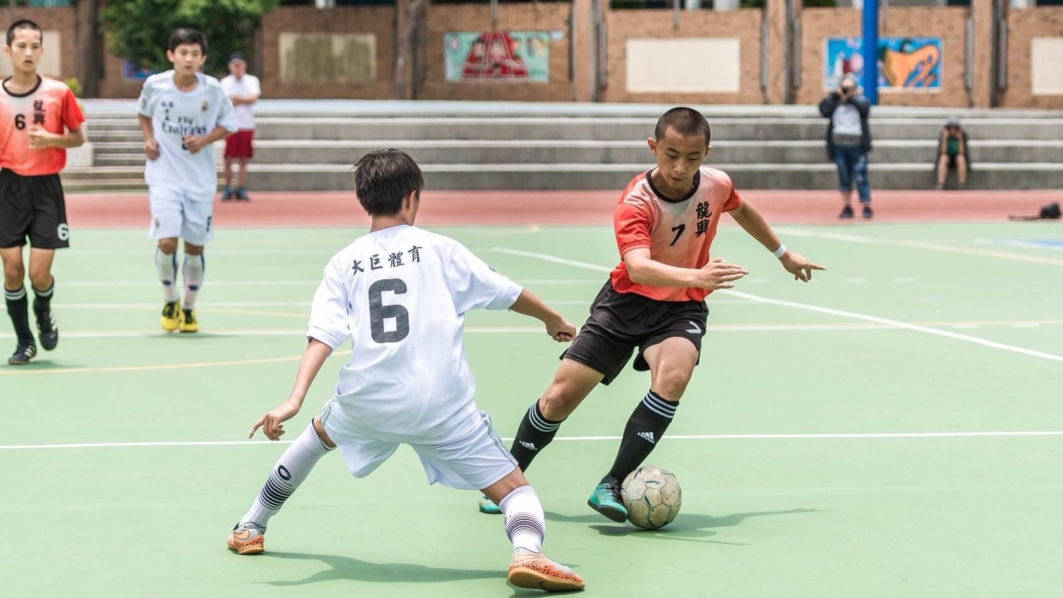 桃園升格後,全面推動青少年足球運動,設置具有4座球場的市立青埔足球場、龍潭體育園區足球場、以及即將興建的桃園中路足球場,並持續增加場地中。 圖:桃園市政府提供 桃園升格後,全面推動青少年足球運動,設置具有4座球場的市立青埔足球場、龍潭體育園區足球場、以及即將興建的桃園中路足球場,並持續增加場地中。 圖:桃園市政府提供