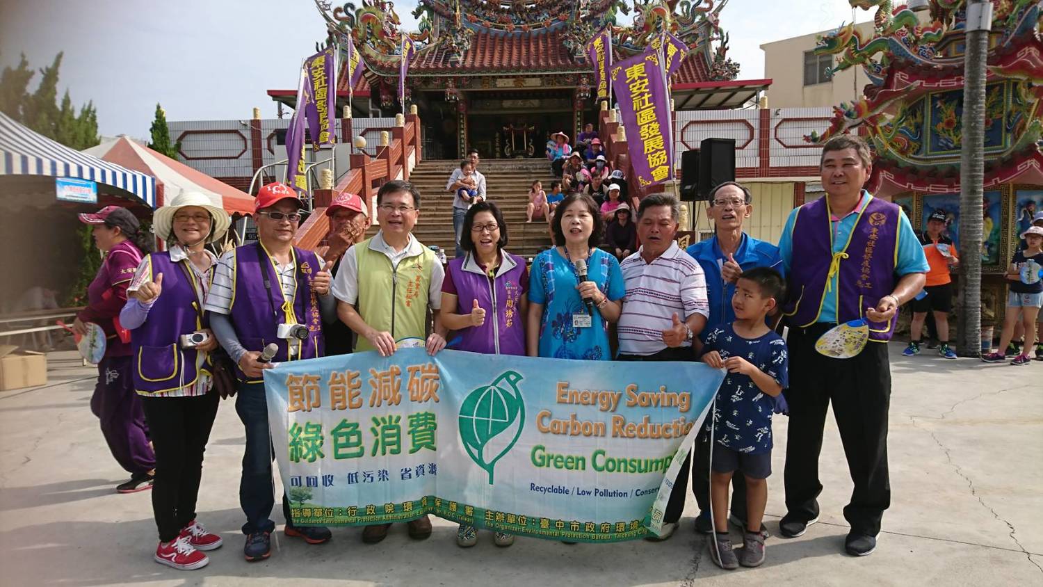 台中市東安社區活化產業創意市集產銷活動。圖為宣傳活動的稻草人偶。