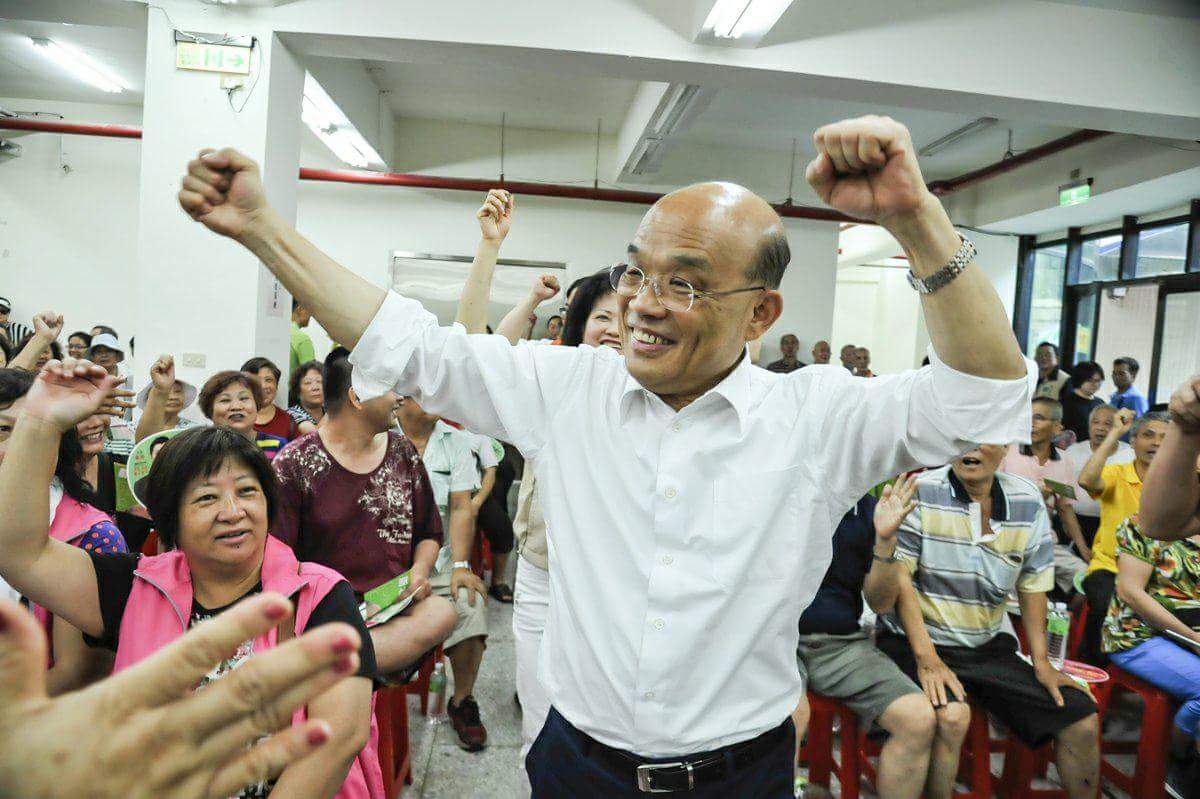 針對侯友宜日前要求蘇貞昌提出解決的辦法,不要一直回顧過往,蘇貞昌直言,他不只提出解決方法,還實際下去處理。他以A7汙水汙染新莊問題為例,朱立倫、侯友宜花了兩年解決不了的事情,他用24天解決,還給市民頭家有品質的生活,他將在9號舉辦活動,親自再向大家報告經過「讓能做的人來做,對新北市比較好」。 圖:蘇貞昌辦公室/提供 針對侯友宜日前要求蘇貞昌提出解決的辦法,不要一直回顧過往,蘇貞昌直言,他不只提出解決方法,還實際下去處理。他以A7汙水汙染新莊問題為例,朱立倫、侯友宜花了兩年解決不了的事情,他用24天解決,還給市民頭家有品質的生活,他將在9號舉辦活動,親自再向大家報告經過「讓能做的人來做,對新北市比較好」。 圖:蘇貞昌辦公室/提供