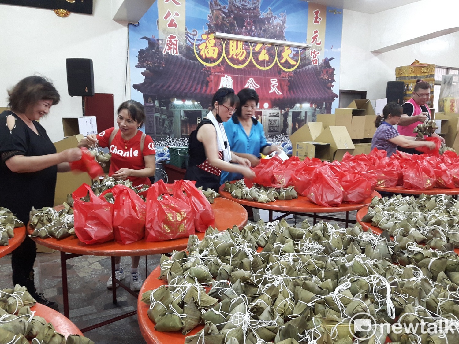 玉元宮主委段樹文(後排左二者)與市府社會局長古梓龍及愛心媽媽們合影，強調玉元宮照顧弱勢愛心不落人後。