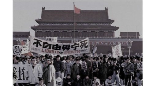六似慘案發生後,6月5日,一名男子在天安門廣場附近的長安街阻攔坦克車隊前進。 六似慘案發生後,6月5日,一名男子在天安門廣場附近的長安街阻攔坦克車隊前進。