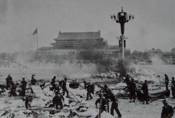 六似慘案發生後,6月5日,一名男子在天安門廣場附近的長安街阻攔坦克車隊前進。 六似慘案發生後,6月5日,一名男子在天安門廣場附近的長安街阻攔坦克車隊前進。