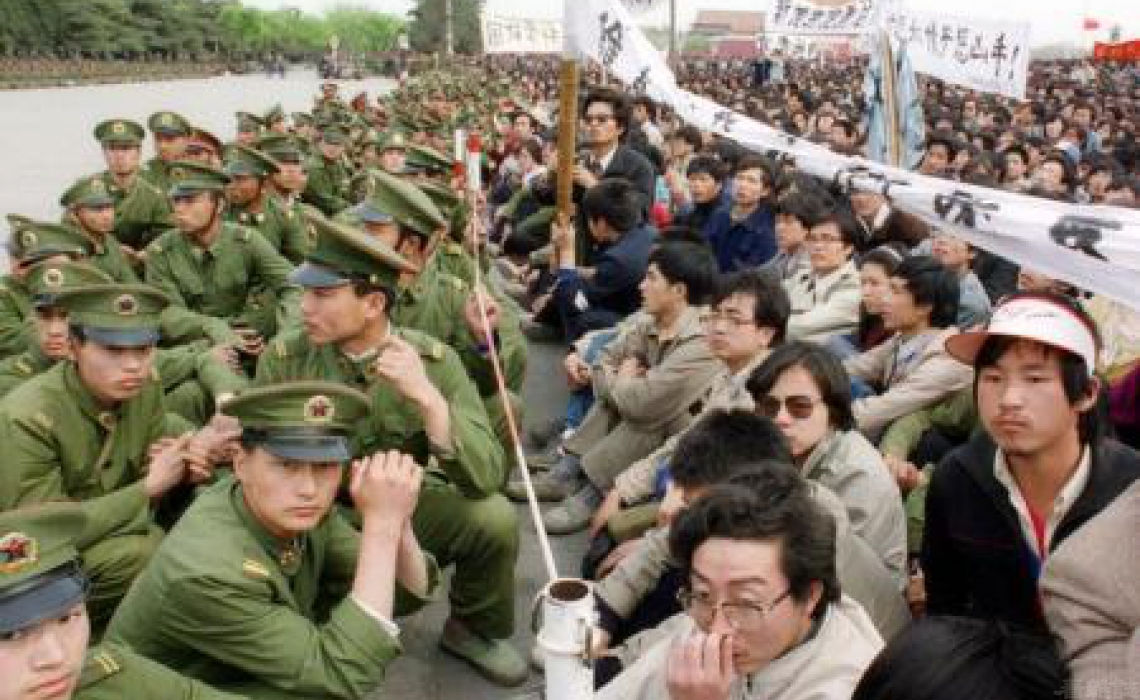 六似慘案發生後,6月5日,一名男子在天安門廣場附近的長安街阻攔坦克車隊前進。 六似慘案發生後,6月5日,一名男子在天安門廣場附近的長安街阻攔坦克車隊前進。