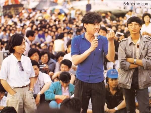 六似慘案發生後,6月5日,一名男子在天安門廣場附近的長安街阻攔坦克車隊前進。 六似慘案發生後,6月5日,一名男子在天安門廣場附近的長安街阻攔坦克車隊前進。