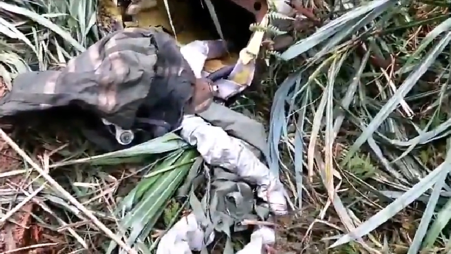 漢光演習在今 (4) 天下午傳出一架F-16戰機在基隆山區失聯,軍方稍早宣布,已尋獲飛官飛行衣碎片,確定飛官少校吳彥霆已不幸殉職。 圖:新北市消防局/提供 漢光演習在今 (4) 天下午傳出一架F-16戰機在基隆山區失聯,軍方稍早宣布,已尋獲飛官飛行衣碎片,確定飛官少校吳彥霆已不幸殉職。 圖:新北市消防局/提供