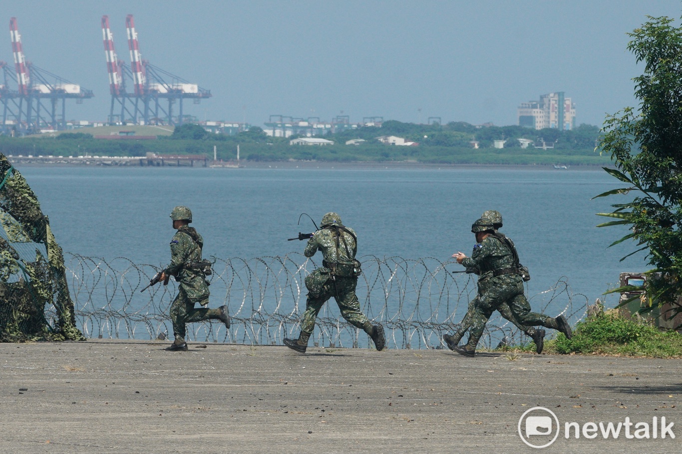 關指部河防部隊以多層次火力網殲滅來犯之敵軍。 關指部河防部隊以多層次火力網殲滅來犯之敵軍。