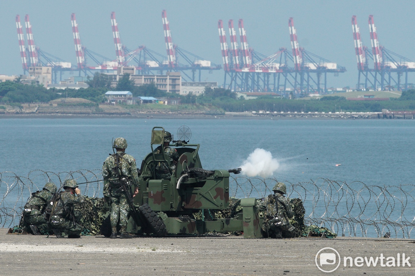 關指部河防部隊以多層次火力網殲滅來犯之敵軍。 關指部河防部隊以多層次火力網殲滅來犯之敵軍。