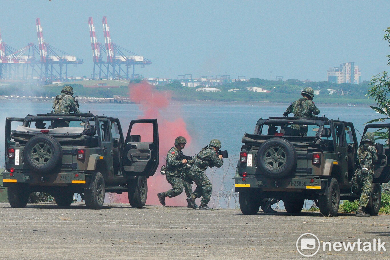 關指部河防部隊以多層次火力網殲滅來犯之敵軍。 關指部河防部隊以多層次火力網殲滅來犯之敵軍。